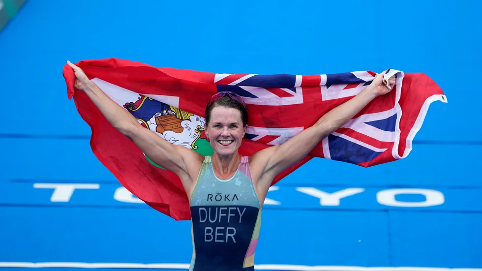 Flora Duffy tog Bermudas första OS-guld någonsin då hon vann triathlontävlingen i Tokyo.