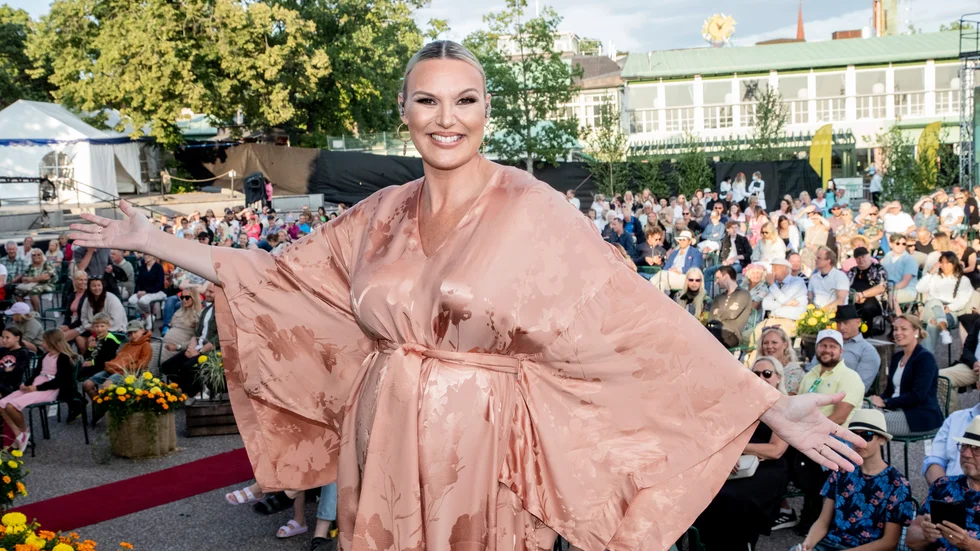 Sanna Nielsen tar hjälp av bland andra Tusse och Arvingarna i ett nyinsatt Melodifestivalen-inslag i "Allsång på Skansen" på tisdag. Arkivbild.