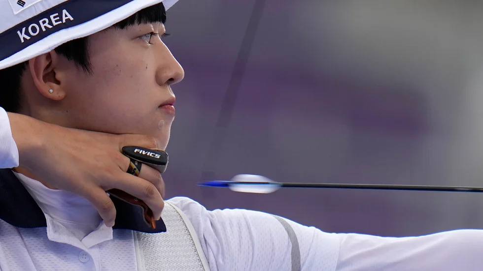 Sydkoreanskan An San under den individuella finalen i bågskytte.
