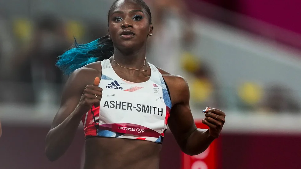 Dina Asher-Smith drar sig ur 200 meterstävlingen