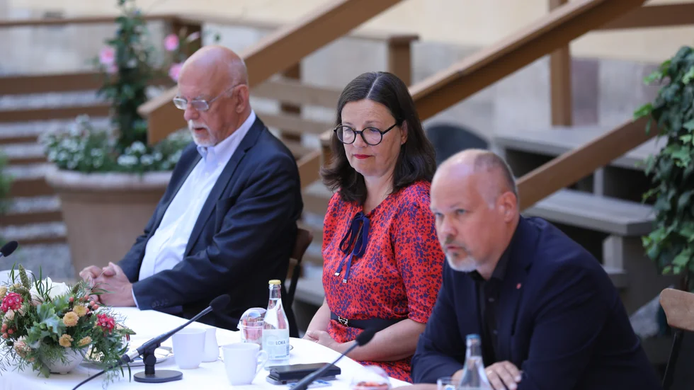 EU-minister Hans Dahlgren, utbildningsminister Anna Ekström och justitieminister Morgan Johansson vid regeringens sommarfika.