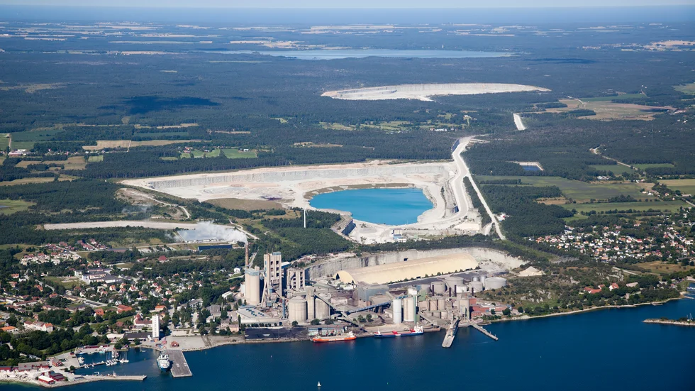 Sveriges största cementtillverkare Cementa nekades tillstånd att fortsätta sin kalkbrytning på Gotland efter 100 års verksamhet.