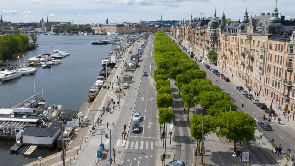 ”På överklassens Strandvägen tar det inte många dagar från det att problemet uppmärksammas, till att vägspärrar sätts upp”, skriver ledarskribenten.
