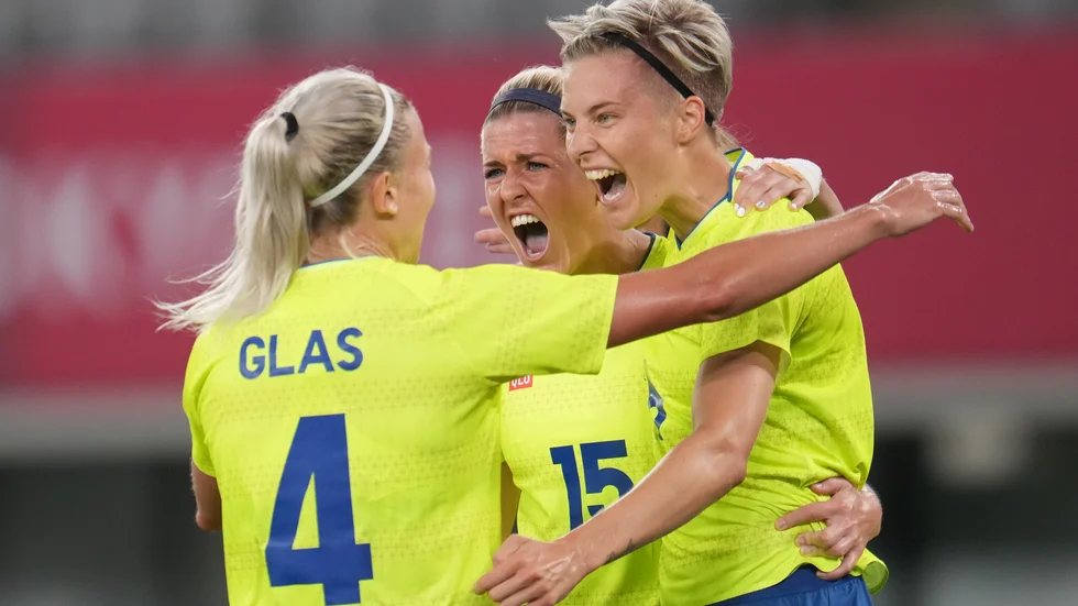 Lina Hurtig, till höger, firar sitt 3–0-mål mot USA tillsammans med Hanna Glas och Olivia Schough.