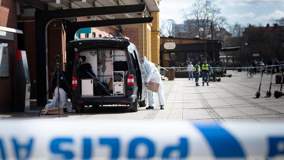 Kort efter överfallet greps kvinnans exman av polis. Stationsområdet spärrades av och polisens tekniker samlade spår.