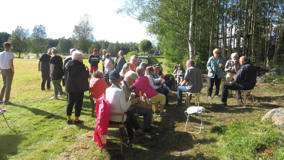 Många kom till sommargudstjänsten i Bensbyn.