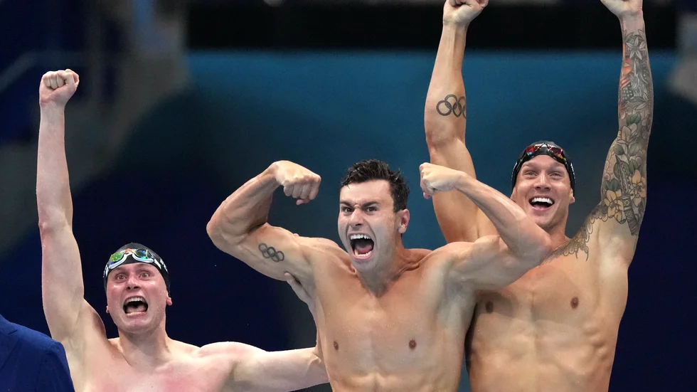 Amerikanskt guldjubel. Bowen Beck, Blake Pieroni och Caeleb Dressel, till höger, jublar över segern på 4x100 meter fritt.