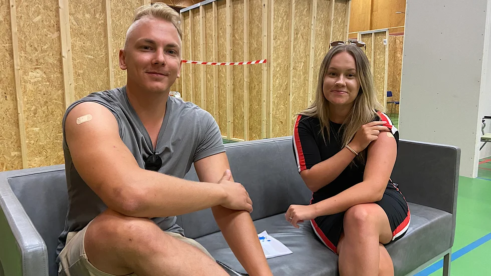Pontus Keskisarkkä och Mathilda Hallberg kavlade upp och tog sin första spruta på drop in-vaccination i Mässhallen.