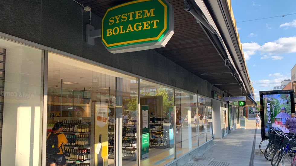Ifall regeringen och socialminister Jakob Forssmed (KD) håller löftet från Tidöavtalet om att tillåta gårdsförsäljning av alkohol i Sverige kan dessa två liberaliseringar tillsammans betyda början på slutet för alkoholmonopolet som vi känner det idag.