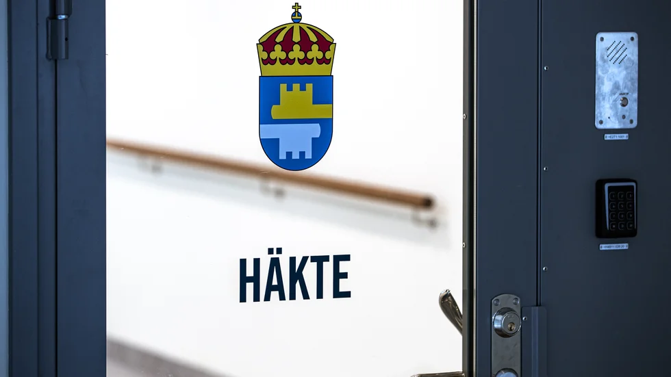 Mannen satt häktad i nästan två månader då han misstänktes för medhjälp till rån. Nu söker han ersättning.