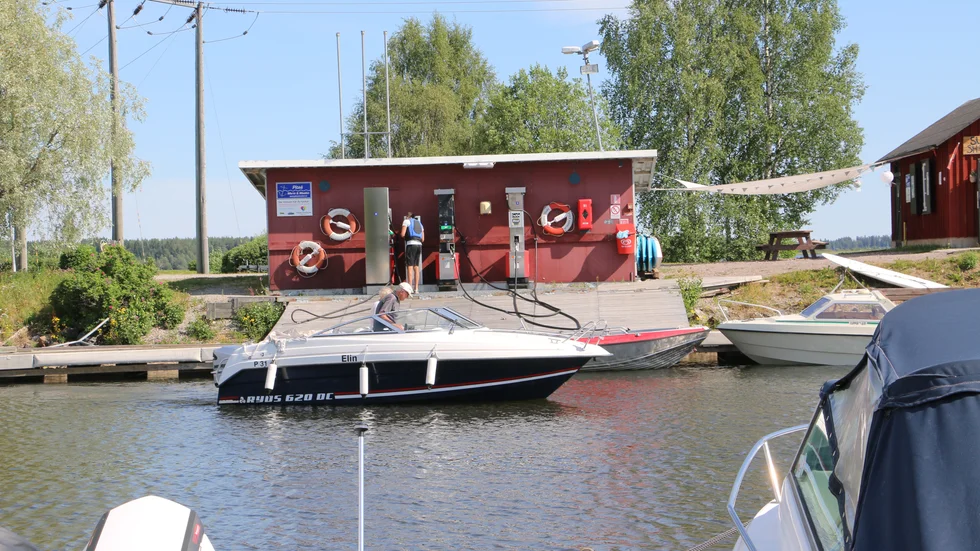 Trycket är stort på att få tanka båten på OK Marinan i Norra hamn. Vid Piteås enda tankställe för båtar går det åt flera kubik bränsle varje dag.