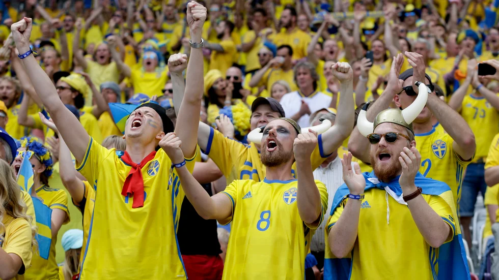 Svenska fotbollssupportrar i sitt esse under ett turneringsspel med landslaget.