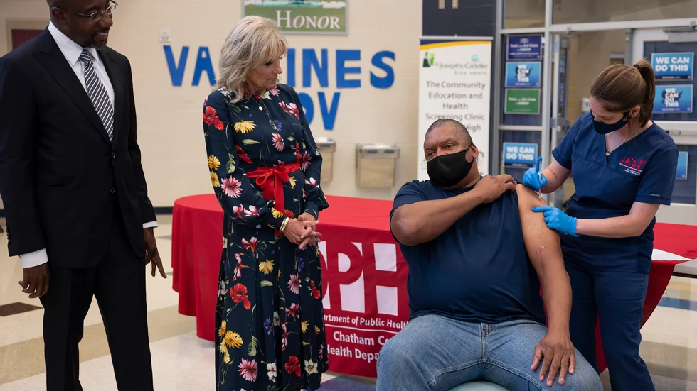 Presidentfrun Jill Biden och senator Raphael Warnock besöker en vaccinationsmottagning i Savannah, Georgia, den 8 juli. Vaccinskepsis är ett utbrett problem i USA:s söder.