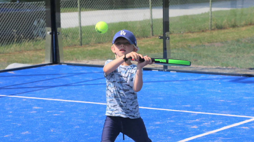 Sam Gyllgårde slår en backhand på de nya banorna i Klintehamn.