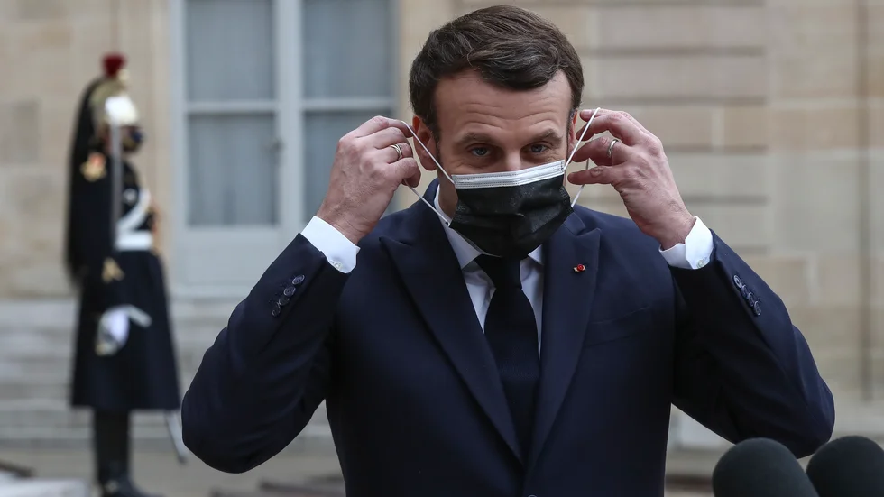 Om Frankrikes president Emmanuel Macron reser till Pyrénées-Orientales är det munskydd som gäller på offentliga platser. Arkivbild.