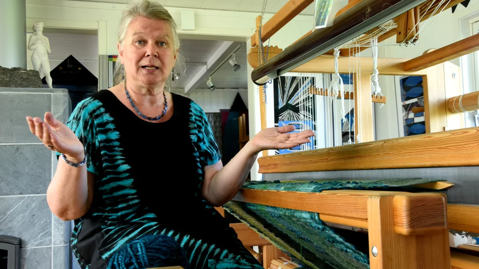 Eva Hagström inspireras av vintern, det blå havet och tiden i sitt skapande som är mångfacetterat - allt från bildvävar till textiltryck, mattor, akvareller och trähantverk finns i hennes rika produktion.