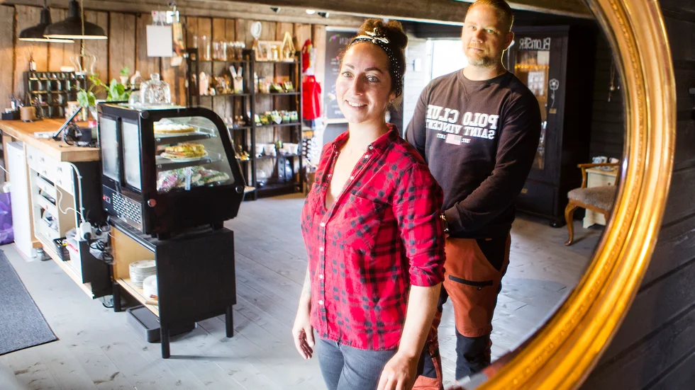 Mikaela och Tommy Osmanoff har öppnat gårdsbutik och kafé på sin gård Svarttorp.