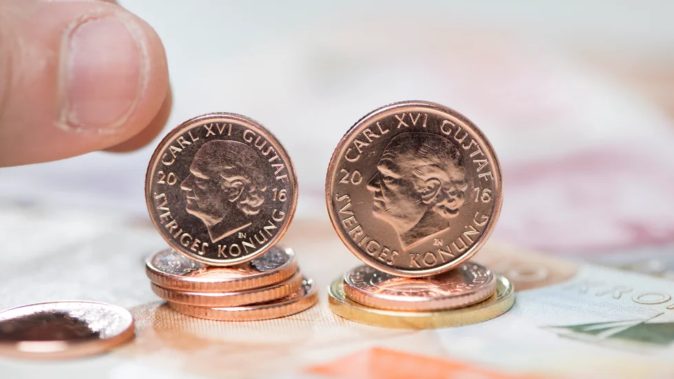 Svenska en- och tvåkronor. Arkivbild.
