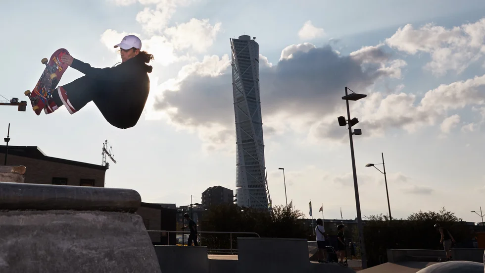 Skateboardåkaren Oskar Rozenberg Hallberg gör entré på OS-scenen i herrarnas park-kval 5 augusti. Arkivbild.