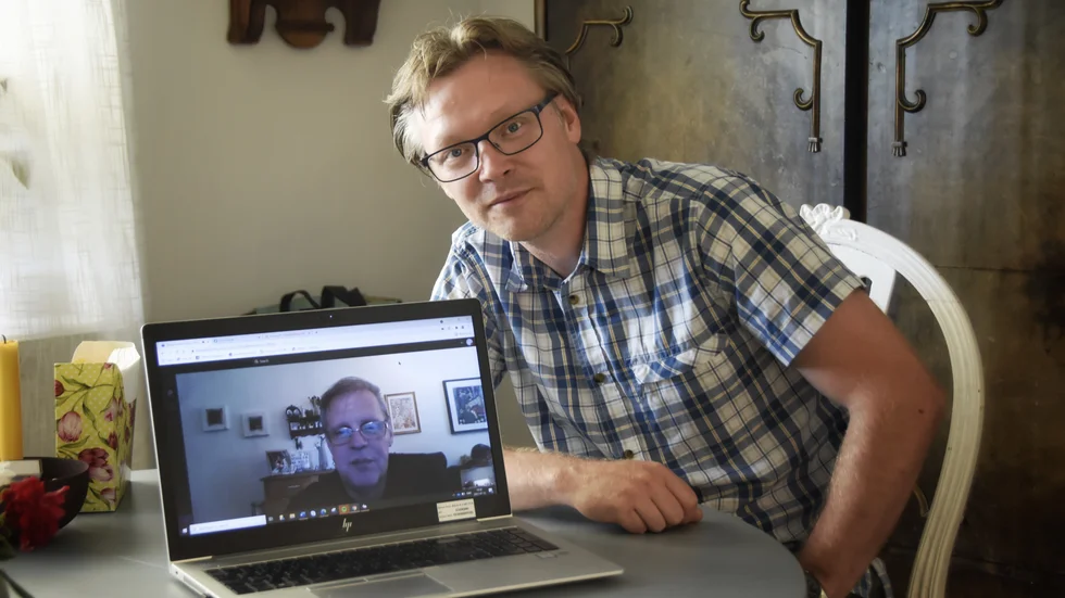 Christer Öberg och Leif Rosander ägnar sig åt att reda ut ett gammalt faderskapsmål i släkten för 250 år sedan. "Vi har kunna sätta ett komma, men ingen punkt", säger Christer. 