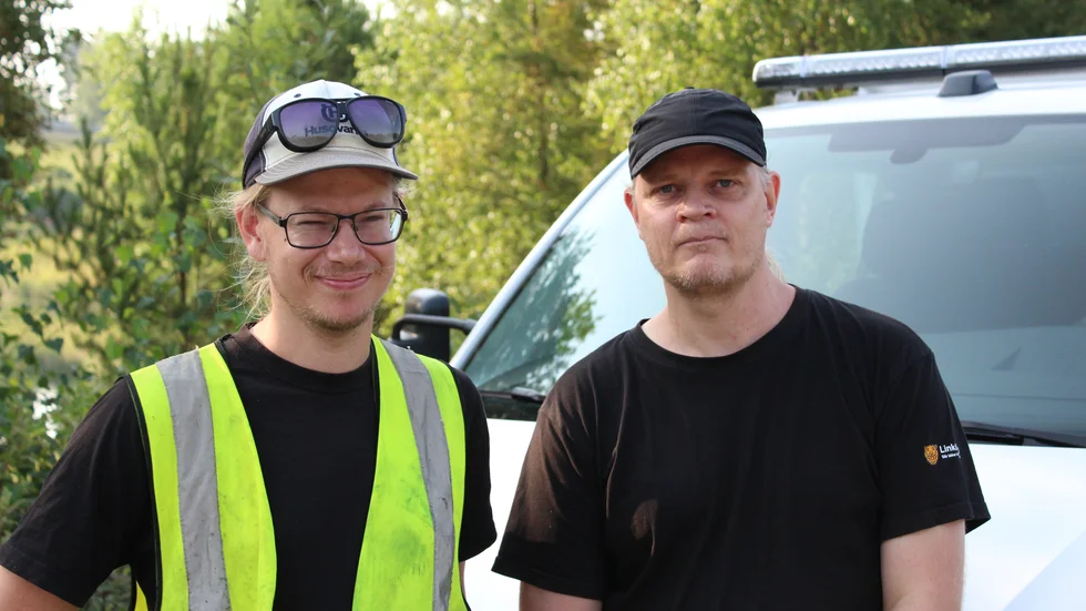 Gustav Viveland (t.v) och Jörgen Hammarlund har hittat både rabarber och knark när de städat på badplatser i kommunen.