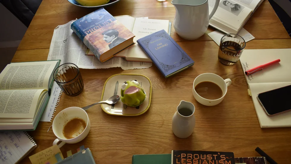 Böcker, kaffe, vatten och en svettig grodbakelse som senare delades i fyra delar. 