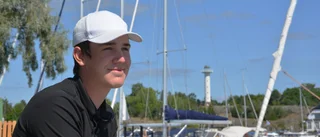 Han var första mötet för båtgästerna i hamnen • "Det är skitkul" 
