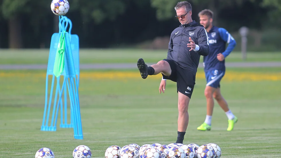 Rikard Norling fördelade bollarna på en av anfallsövningarna.