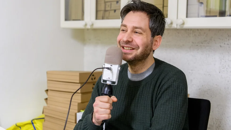 Johan Orrenius, sportjournalisten från Motala, hörs varje vecka i Offsides podcast. Där läste han in ett referat från Maifs derby mot Mjölby, och har fått många positiva reaktioner. Orrenius vann pris som årets sportjournalist 2020 tillsammans med sin Offsidekollega Anders Bengtsson.