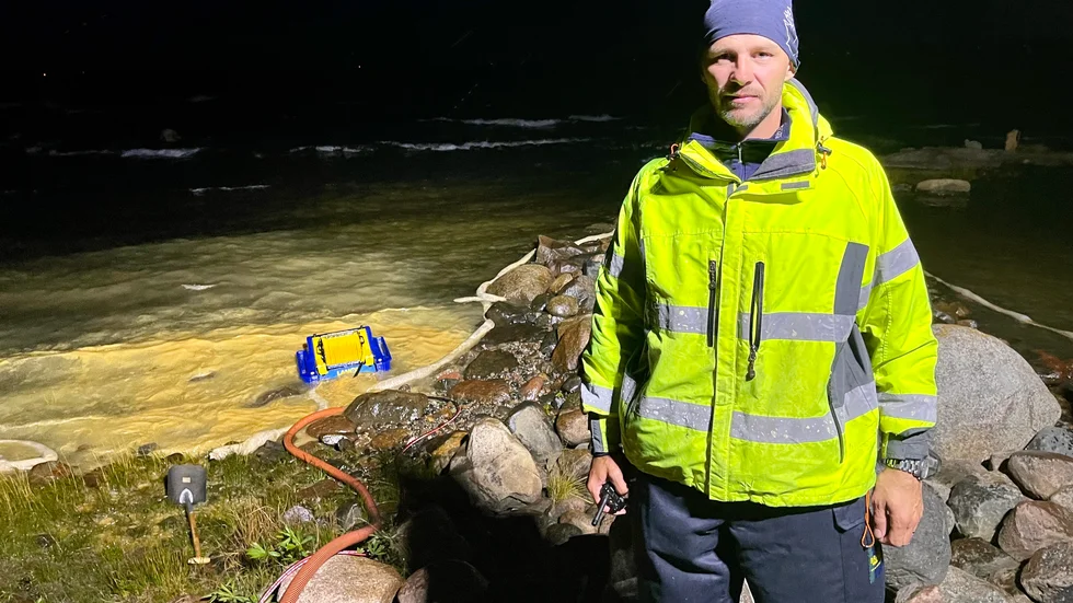 Insatsledaren Daniel Granberg säger att räddningstjänsten kommer att vara på plats tills dess att maskinen som pumpar olja inte ger något mer.