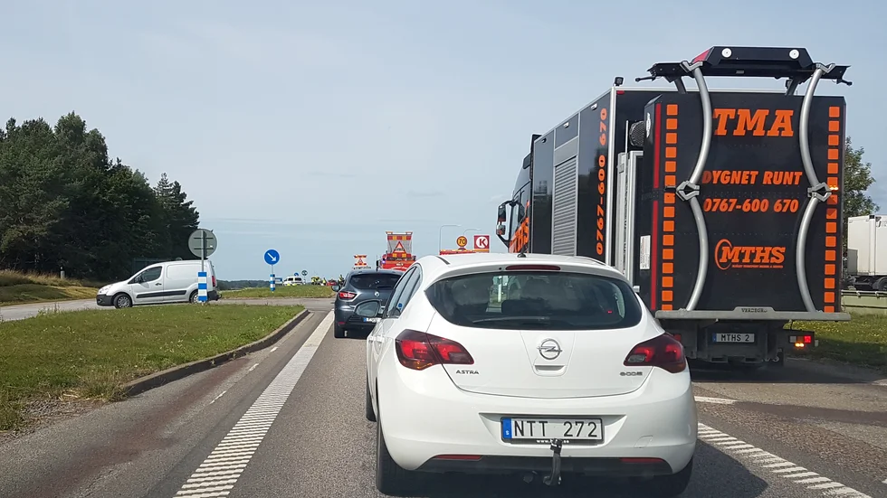 Väg 206 stängdes av i ena körriktningen efter olyckan på tisdagseftermiddagen.