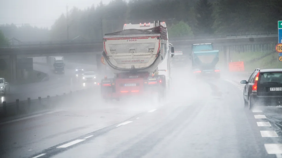Stora mängder regn faller i stora delar av Sverige. Arkivbild.