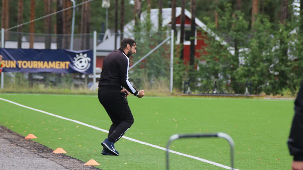 Ytterhogdals tränare Antonino Aspa skriker ut sin glädje efter 2-1-segern mot Stofors