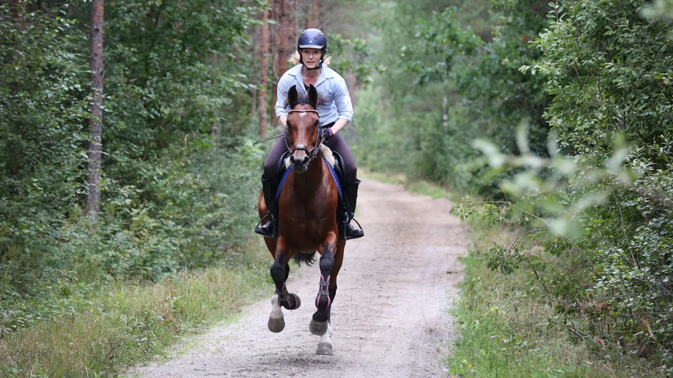 Att galoppera snabbt längs grusvägen på ridslingan i Akebäck är något av det bästa Christine Senter och hästen Bea vet.