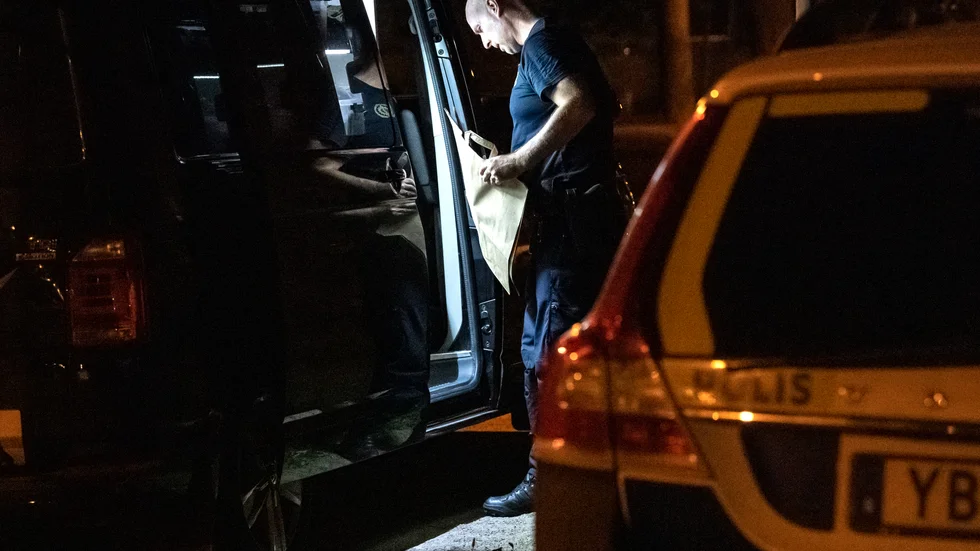 Polis och kriminaltekniker på plats på Kirseberg i Malmö sent i fredags kväll efter att en person hittats avliden i en lägenhet. Arkivbild.