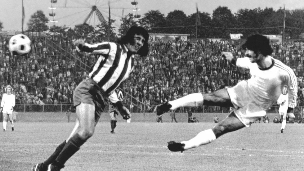 Gerd Müller, till höger, nickar in ett mål mot Atletico Madrid 1974. Arkivbild.