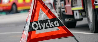 Lastbil välte på E4 – två anhållna