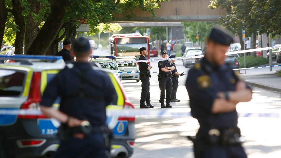Polisens avspärrning vid Tensta allé i nordvästra Stockholm där en person dödats och en skadats allvarligt i en skottlossning 2016. Arkivbild.
