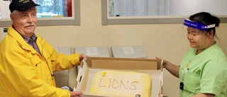 Lions bjuder äldre i Luleå på tårta