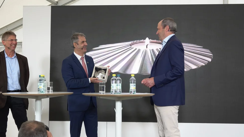 Det pratades mycket om klimatet när SSAB gick ut med att de har valsat det första Hybritstålet i Oxelösund. Näringsminister Ibrahim Baylan fick en ljuslykta gjord av Hybritstål, kallad "Hoppets låga" från SSAB:s vd Martin Lindqvist.