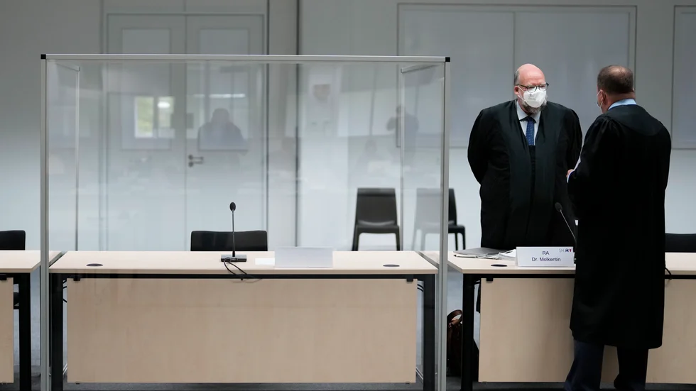 Den åtalade kvinnan dök aldrig upp i domstolen.