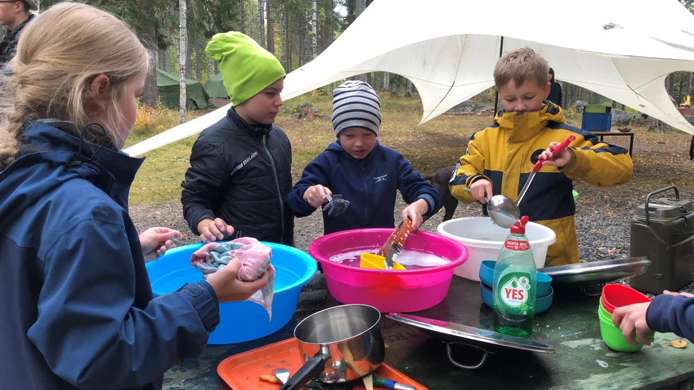 Att diska tillhör också en av uppgifterna som scout. Här är de yngre duktiga spårarscouterna som hjälps åt med rengöringen efter maten.