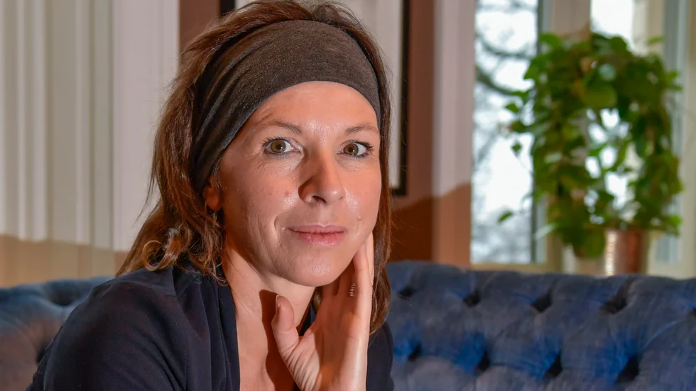 Rachel Cusk är en kanadensisk författare som fick sitt stora genombrott med romantrilogin om författaren Faye. På svenska gav hon senast ut boken "Efterbörd" (2020).