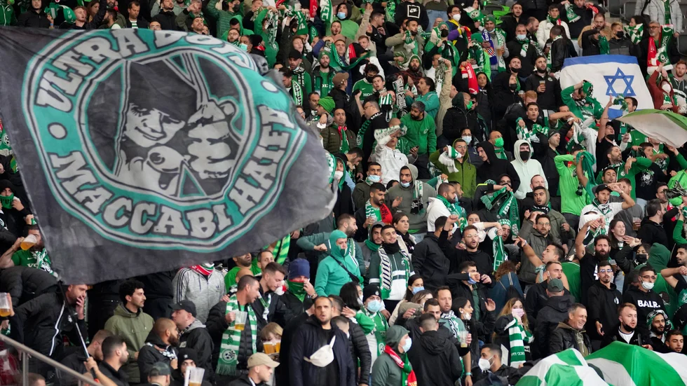 Maccabi Haifa-supportrar på Olympiastadions läktare under Conference League-match borta mot Union Berlin.