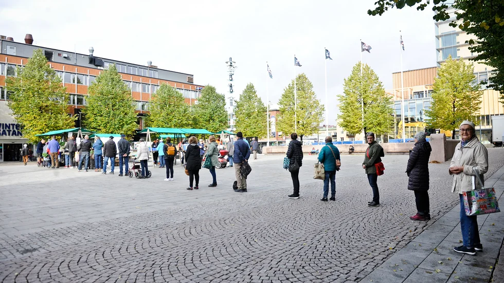 Det var många som besökte säsongens sista torghandel i Skellefteå. Och kön till marknadsstånden var lång.