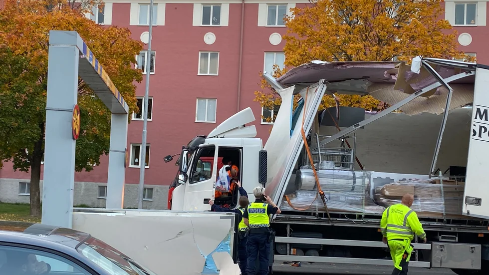 Strax efter 18 frigjordes lastbilen från den trafikbåge som den suttit fast under i drygt två timmar.