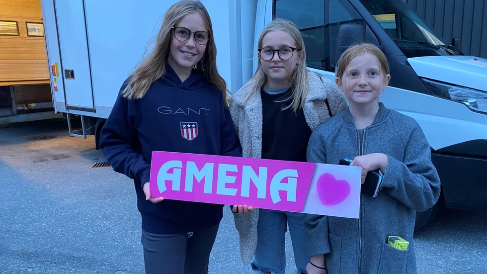 Vimmerbytjejerna Alice Dickinson, Winnie Palmér och Mirabell Palmér hejar på Amena i Idol. "Hon är bäst!", säger Mirabell Palmér. 