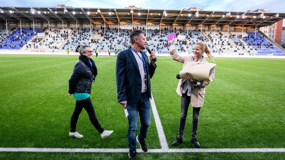 Malin Baryard Johnsson hyllas av IFK:s Mårten Jacobsson och Kikki Liljeblad från kommunen.