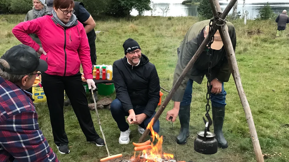 Förra fredagens rovdjursvaka ägde rum på Orremåla gård i en av fårhagarna. På bild syns Margareta Fransson (MP) i rosa jacka samt Magnus Oscarsson (KD) i svart jacka och mössa.