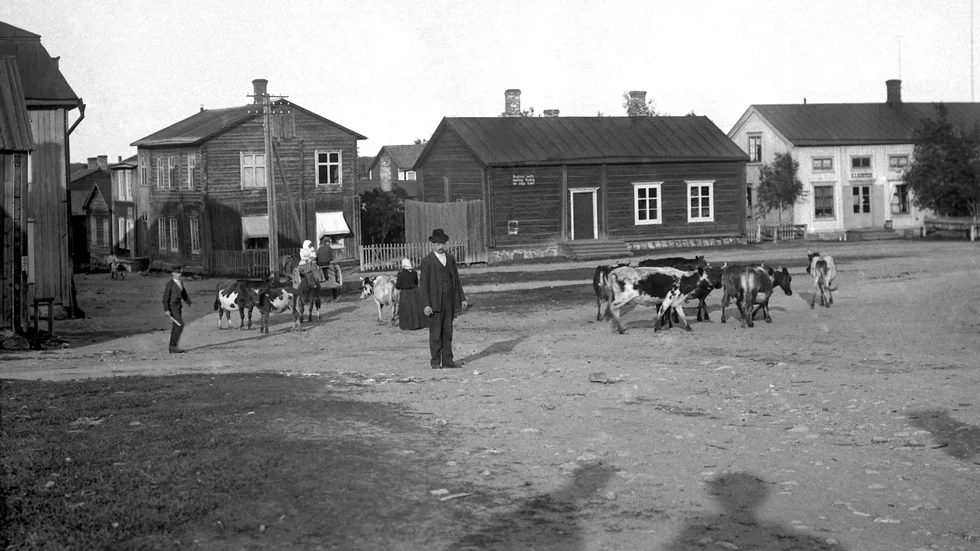 Torget norr om kyrkan vid hörnet Rutviksvägen-Gamla Hamngatan år 1900. En av de många bilderna som finns med i jubileumsboken om Luleå.